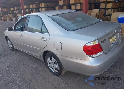 2005 Toyota Camry Le z USA, uszkodzony, nr VIN 4T1BE32K45U505125